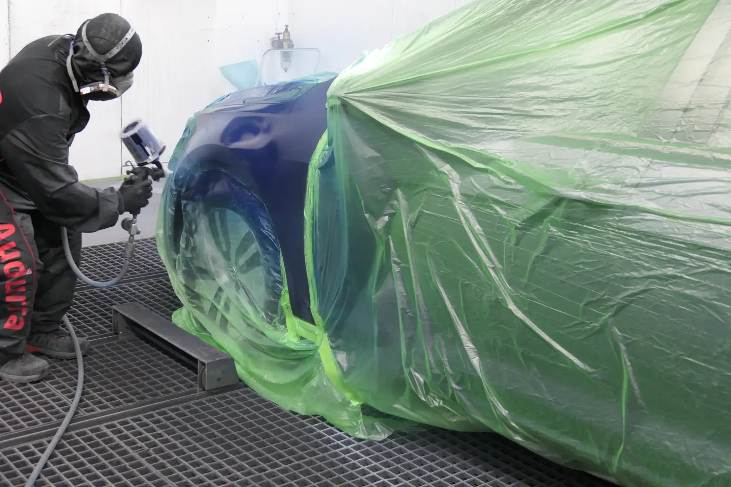 Impressionen Lackierer lackiert soeben einen Kotflügel eines Kundenfahrzeug
