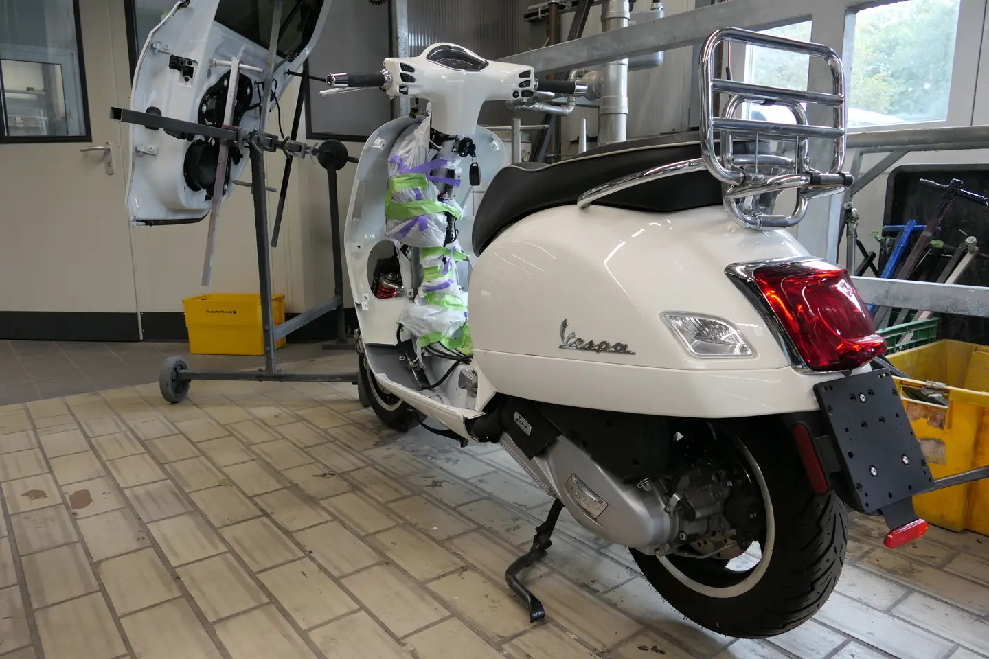 Impressionen Teildemontierter Roller,
dessen Lackteile allesamt neu lackiert wurden