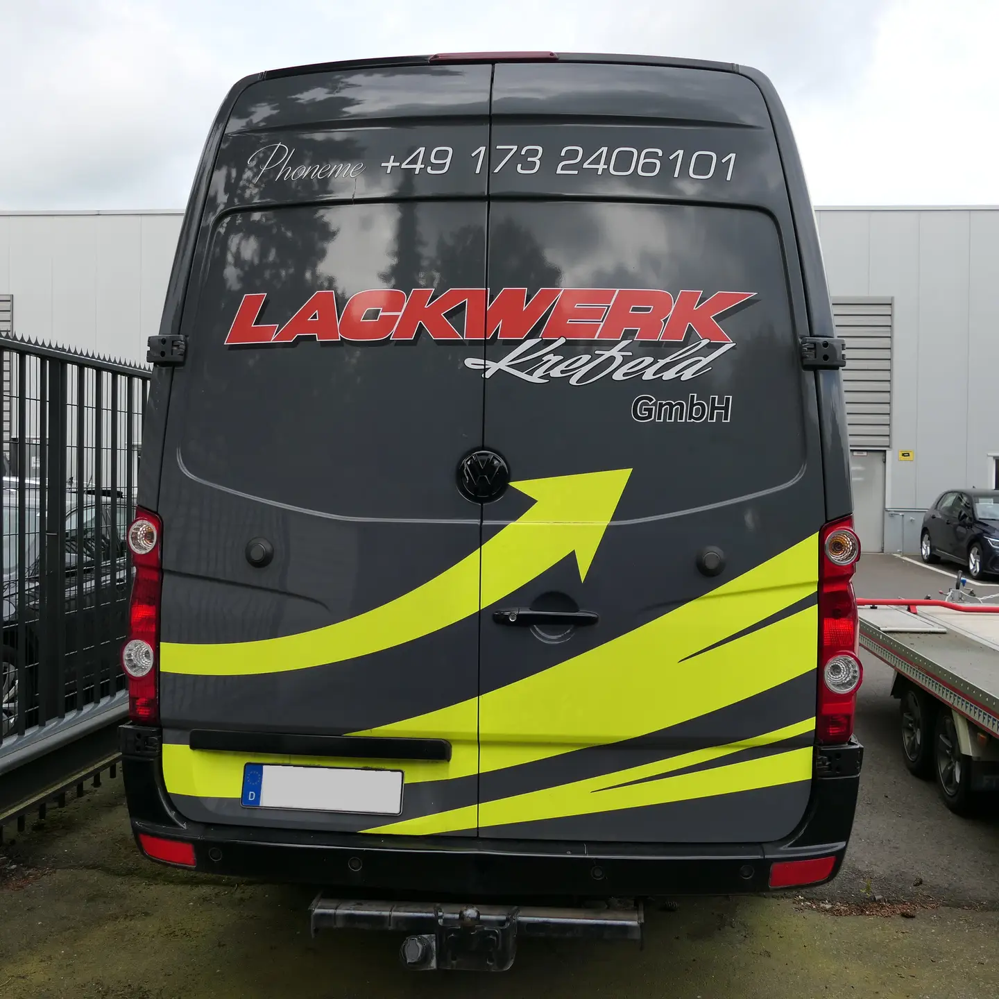 Die Lackiererei Lackwerk Krefeld Unser Transporter mit der auffälligen Lackierung unseres Logos und Stilelementen