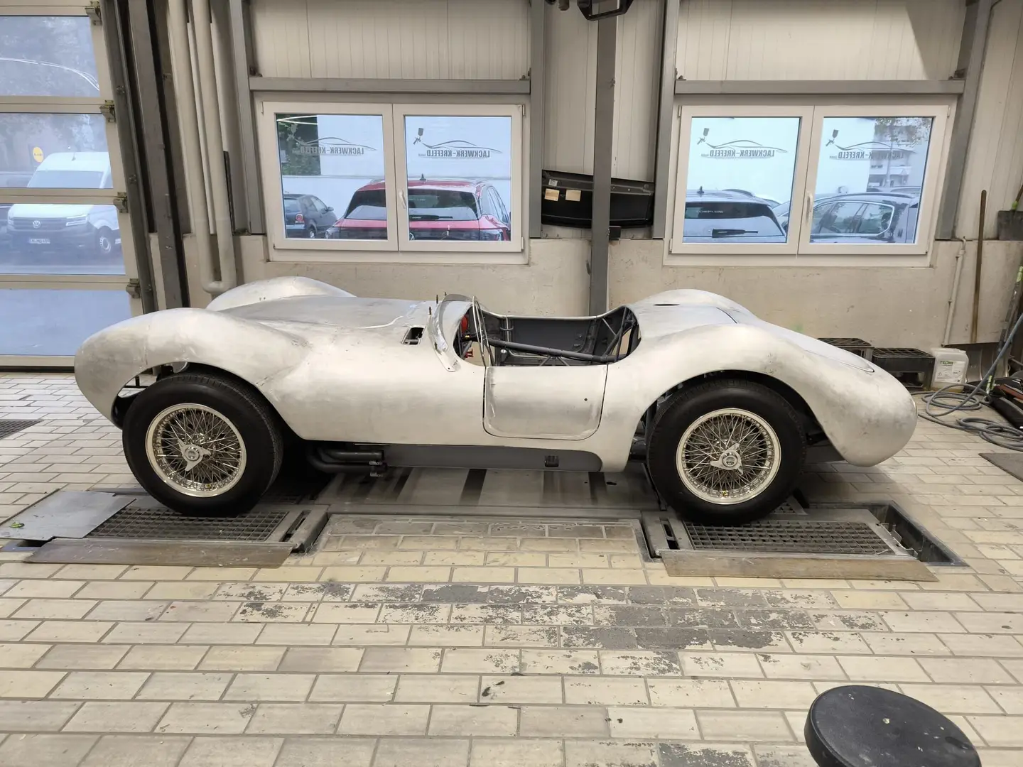 Specials Neuaufbau eines Maserati: Die Grundkarossierie auf der der Bühne