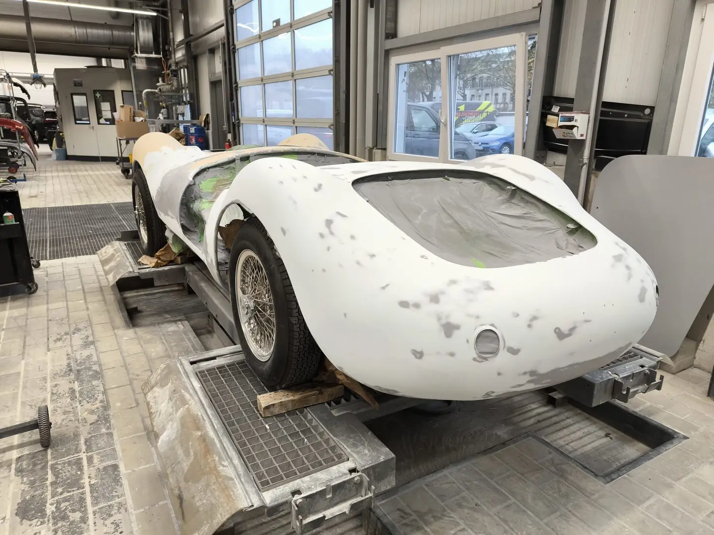 Specials Neuaufbau eines Maserati: Die Grundkarossierie gespachtelt/gefüllert,
Heckansicht
